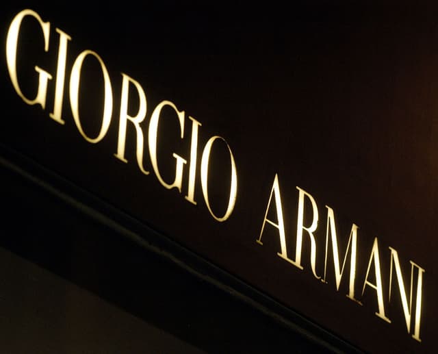 Armani valuta la cessione del 15%: ipotesi ingresso per EssilorLuxottica, Lvmh e L’Oréal