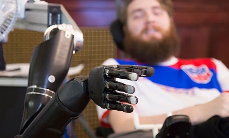 Tether sfida Elon Musk e investe 200 milioni nella concorrente di Neuralink