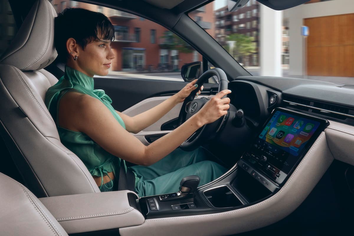 Alle redini del lusso con l'ambiziosa mini-suv sportiva di Lexus
