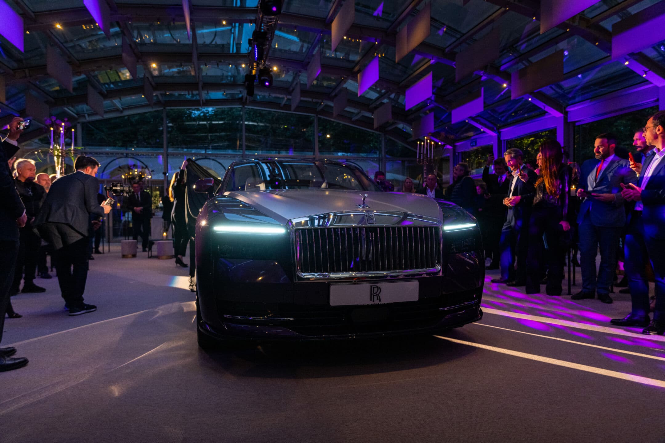 Rolls-Royce sbarca a Milano e presenta il nuovo gioiello elettrico: Rolls-Royce Spectre