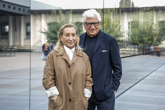 Prada stringe su Versace: esclusiva di quattro settimane per chiudere la trattativa