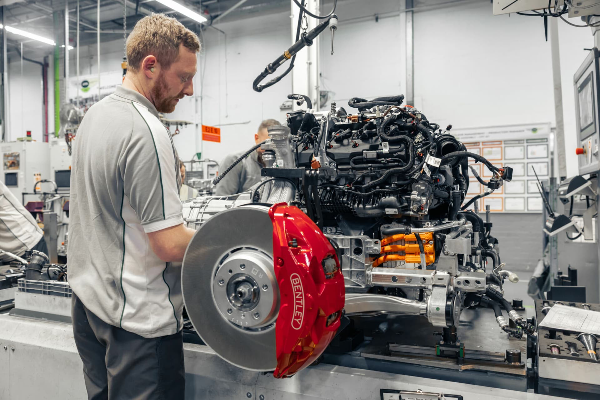 Bentley pensiona il suo motore più iconico con l’ibrido del futuro