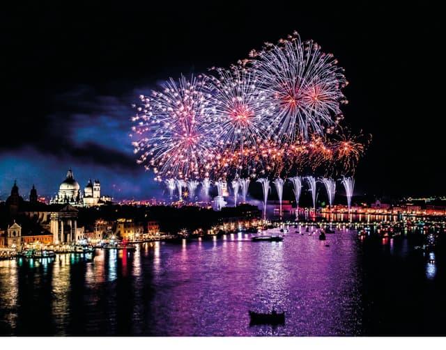 Dai fuochi d’artificio per il Redentore di Venezia alle tante sorprese in Sardegna: ecco qualche idea per un’estate spensierata