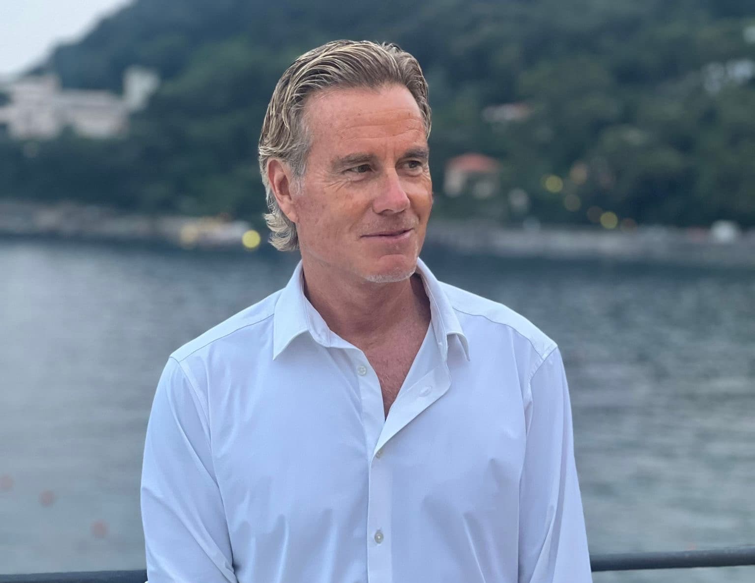 Jimmy Ghione, giornalista-imprenditore: continua la “Striscia” di successi e investe nel padel ecosostenibile