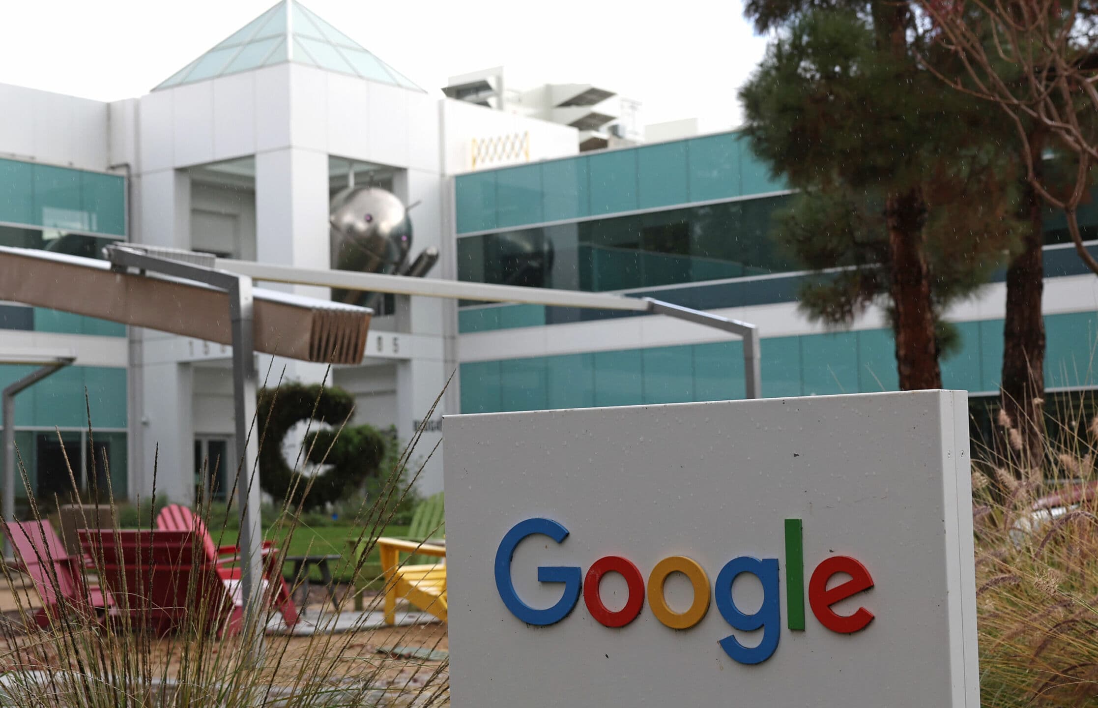 La holding di Google, Alphabet, batte le aspettative su ricavi e utili in vista della sentenza antitrust