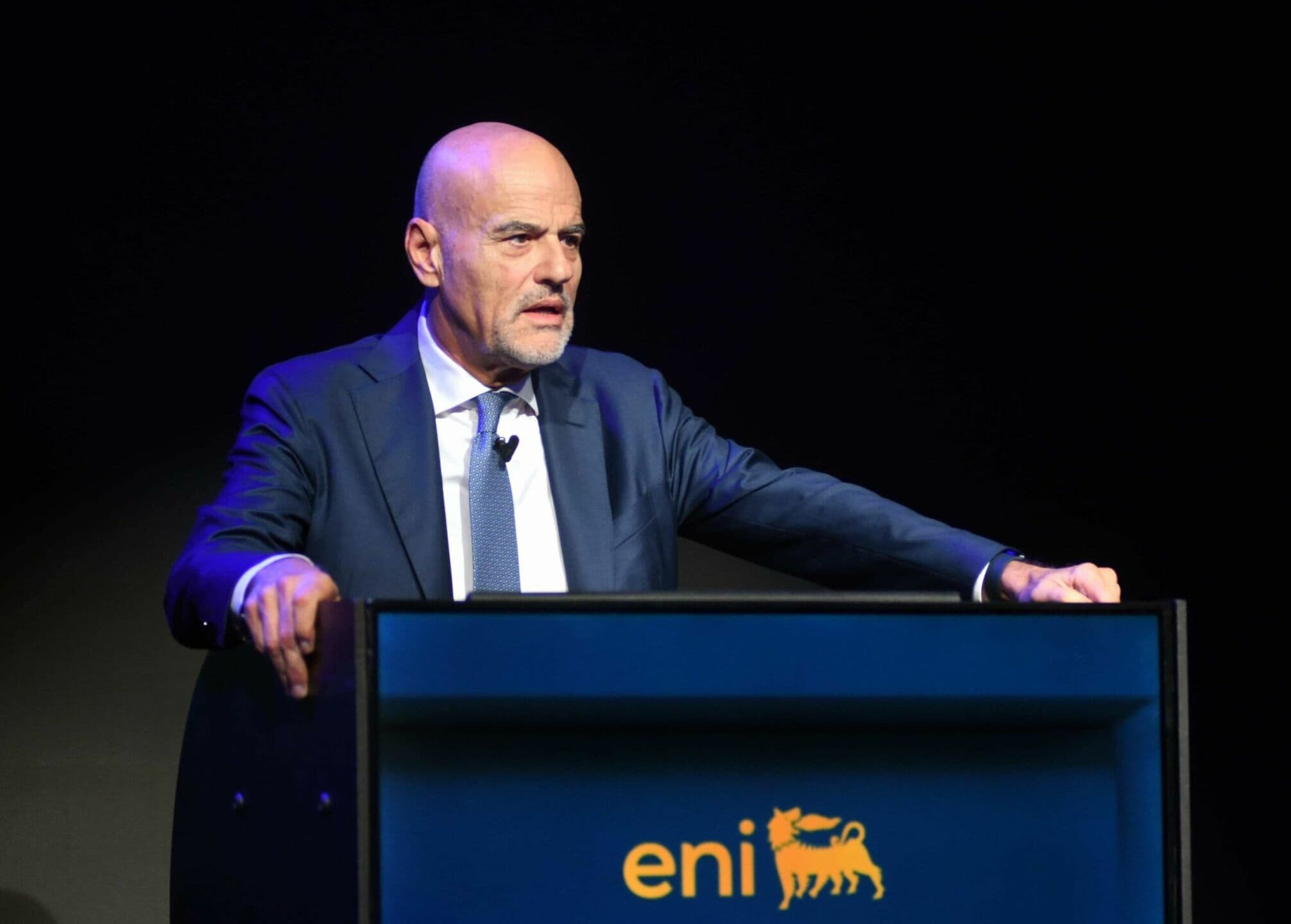 Accordo tra Eni e KKR per la vendita del 20-25% di Enilive: la società valutata 12 miliardi