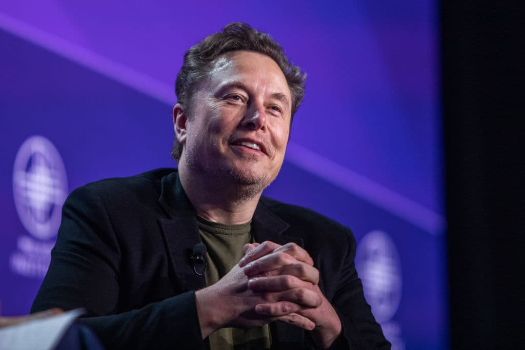 Il patrimonio di Elon Musk scende sotto i 900 miliardi di dollari mentre SpaceX continua a perdere terreno