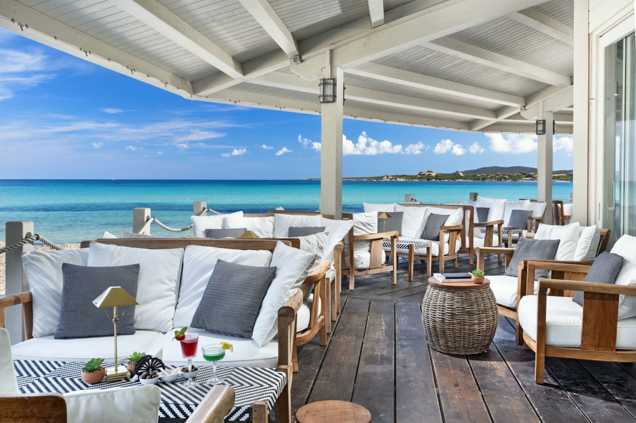 7 dehor di lusso in Sardegna per pranzi e cene d'estate