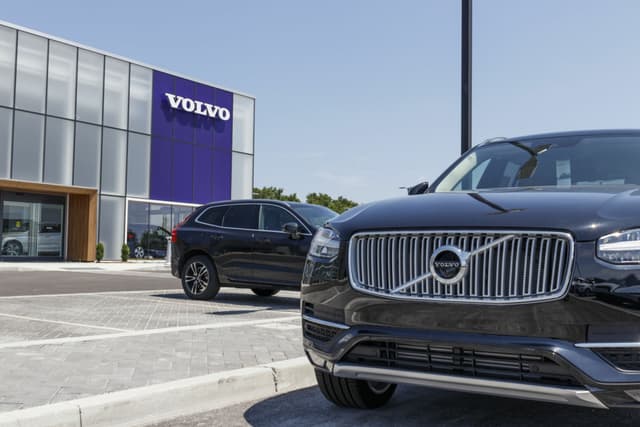 Volvo fa retromarcia: rinuncia a produrre solo auto elettriche entro il 2030