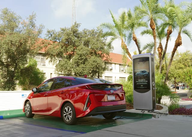 Toyota frena sull'elettrico e taglia la produzione prevista per il 2026