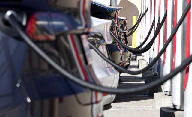 Il 65% degli italiani intende acquistare un veicolo elettrico. Ma le difficoltà del mercato restano