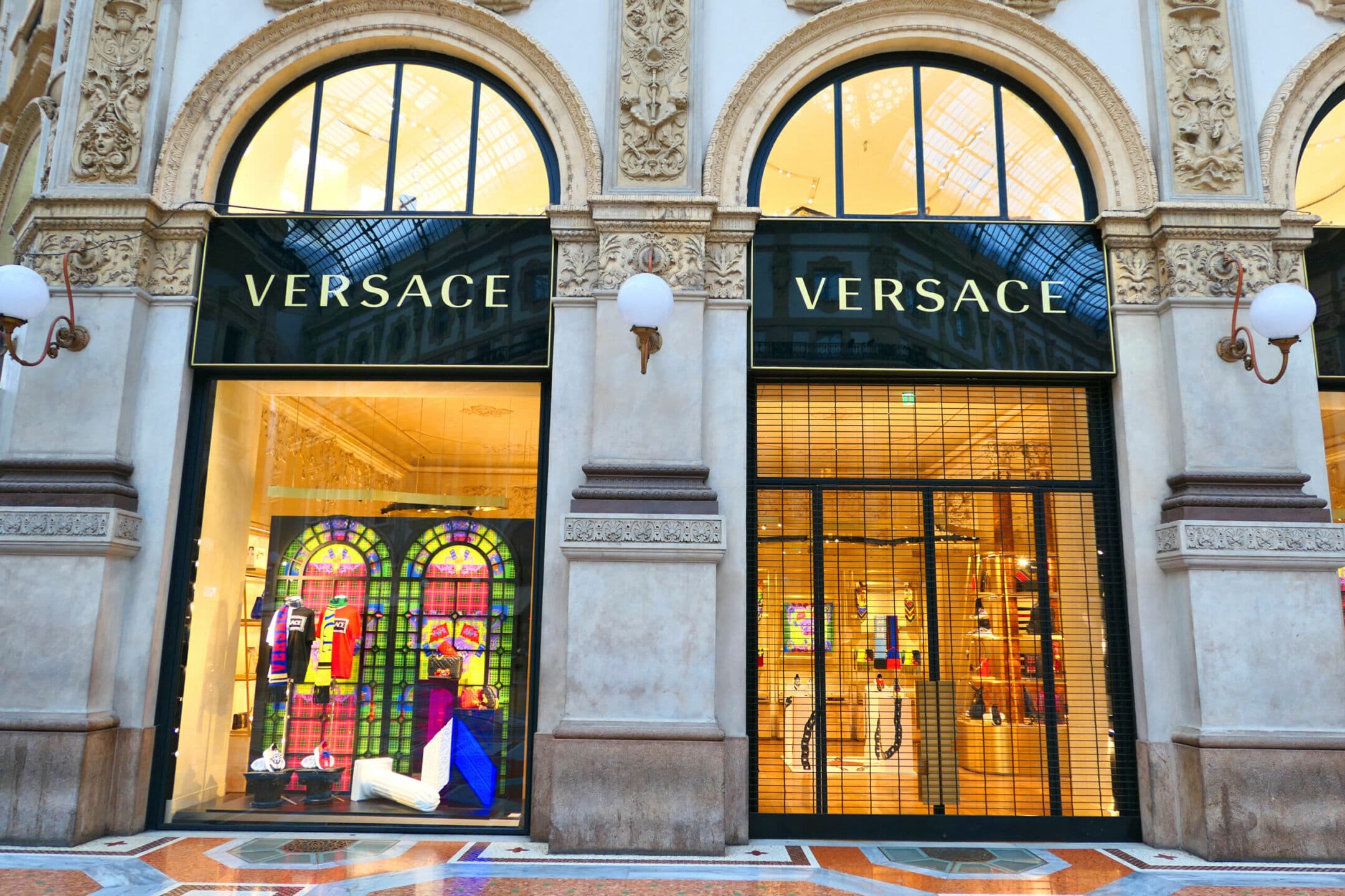 Un giudice blocca la fusione con Tapestry: crolla il titolo della Capri Holdings di Versace e Michael Kors
