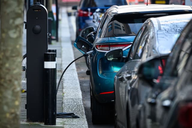 Ancora in calo le immatricolazioni di auto elettriche in Italia: il report del Polimi