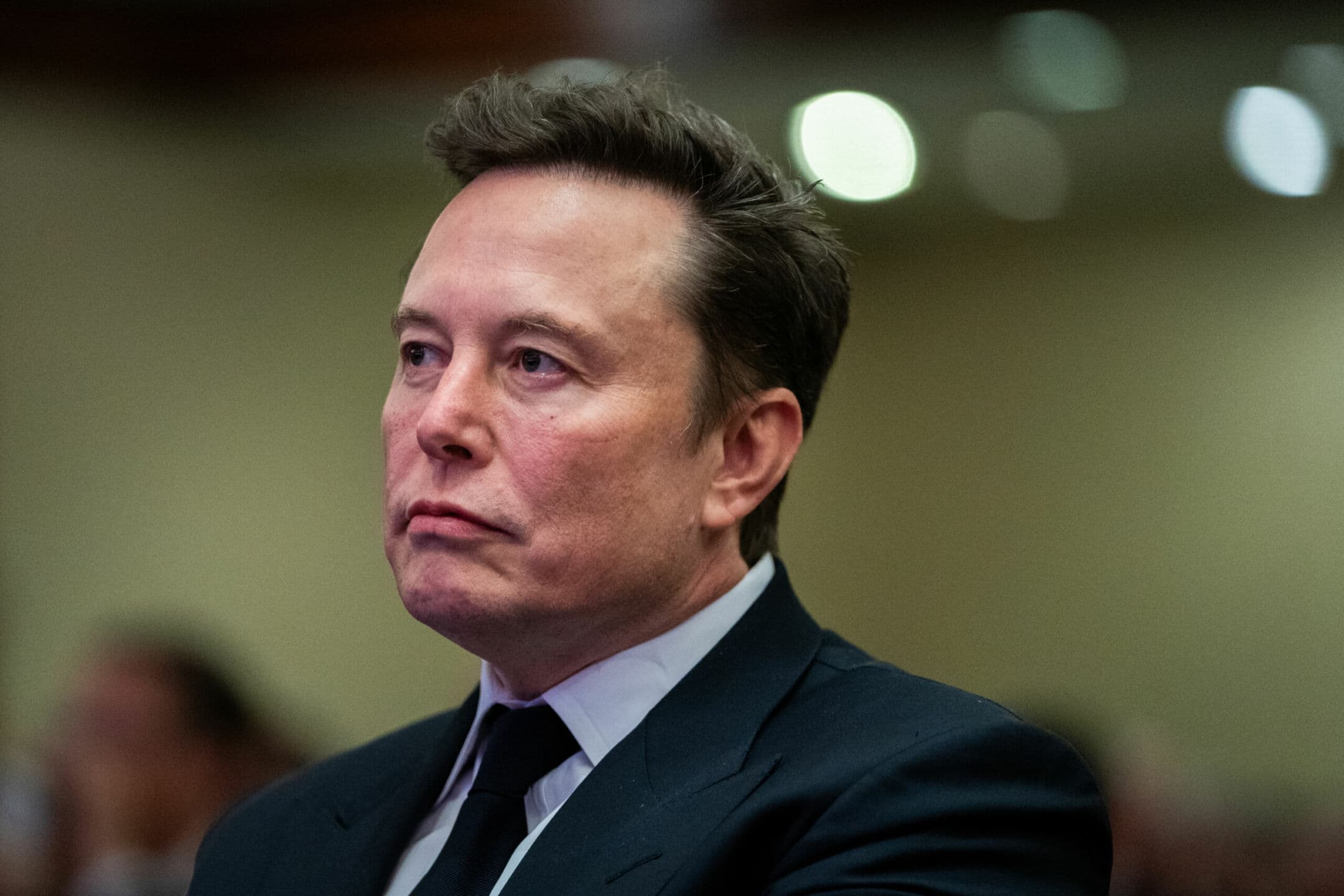 Musk accusa Apple di favorire ChatGPT rispetto a Grok sull’App Store. E minaccia azioni legali