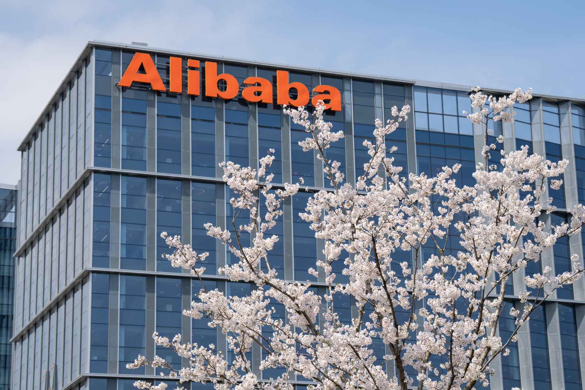 Alibaba raccoglie 10 miliardi di dollari per l’IA ma crolla in Borsa a Hong Kong