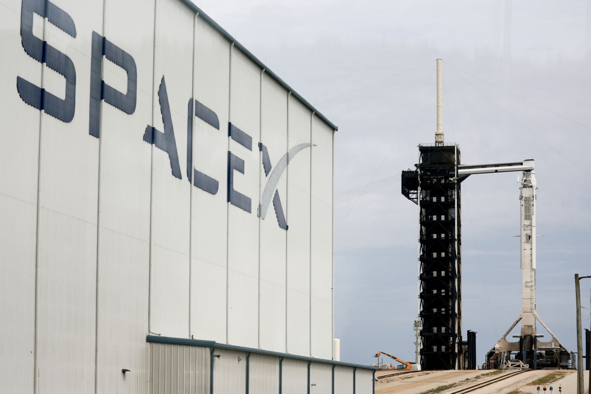 Intesa Sanpaolo scommette su SpaceX: in portafoglio una quota da un miliardo
