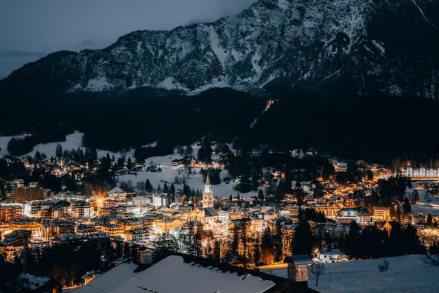 Cortina d’Ampezzo è la meta più richiesta per le vacanze in montagna. Courmayeur e Badia sul podio