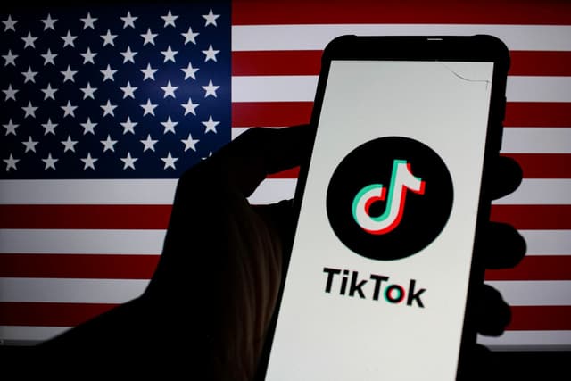 TikTok, Trump sigla l’intesa da 14 miliardi: Oracle e investitori Usa controlleranno i dati in America