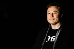 Elon Musk è appena diventato la prima persona di sempre con un patrimonio di 800 miliardi di dollari