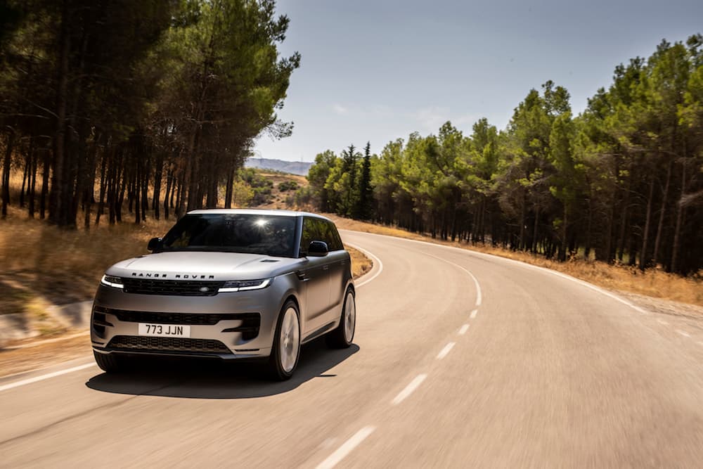 L’evoluzione del lusso: la Range Rover Sport dalla silhouette muscolosa e le proporzioni perfette