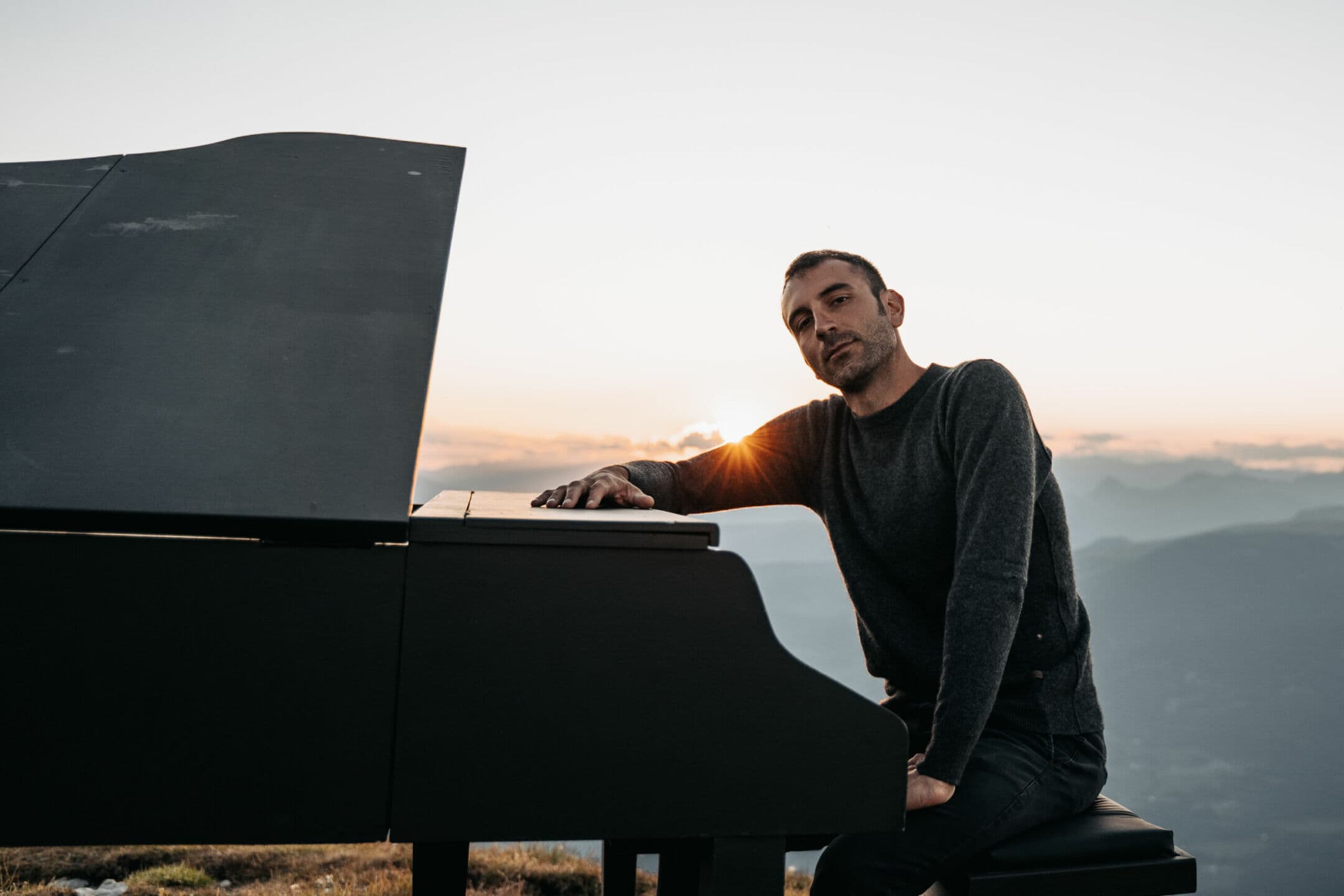 Musica, paesaggi e silenzi: così Andrea Vanzo porta il pianoforte dove nessuno ha mai suonato