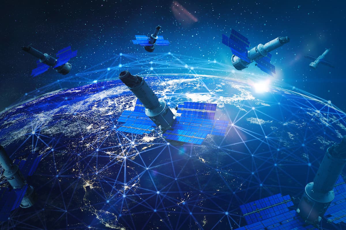 Il miliardario che sta sfidando Elon Musk nell'internet satellitare