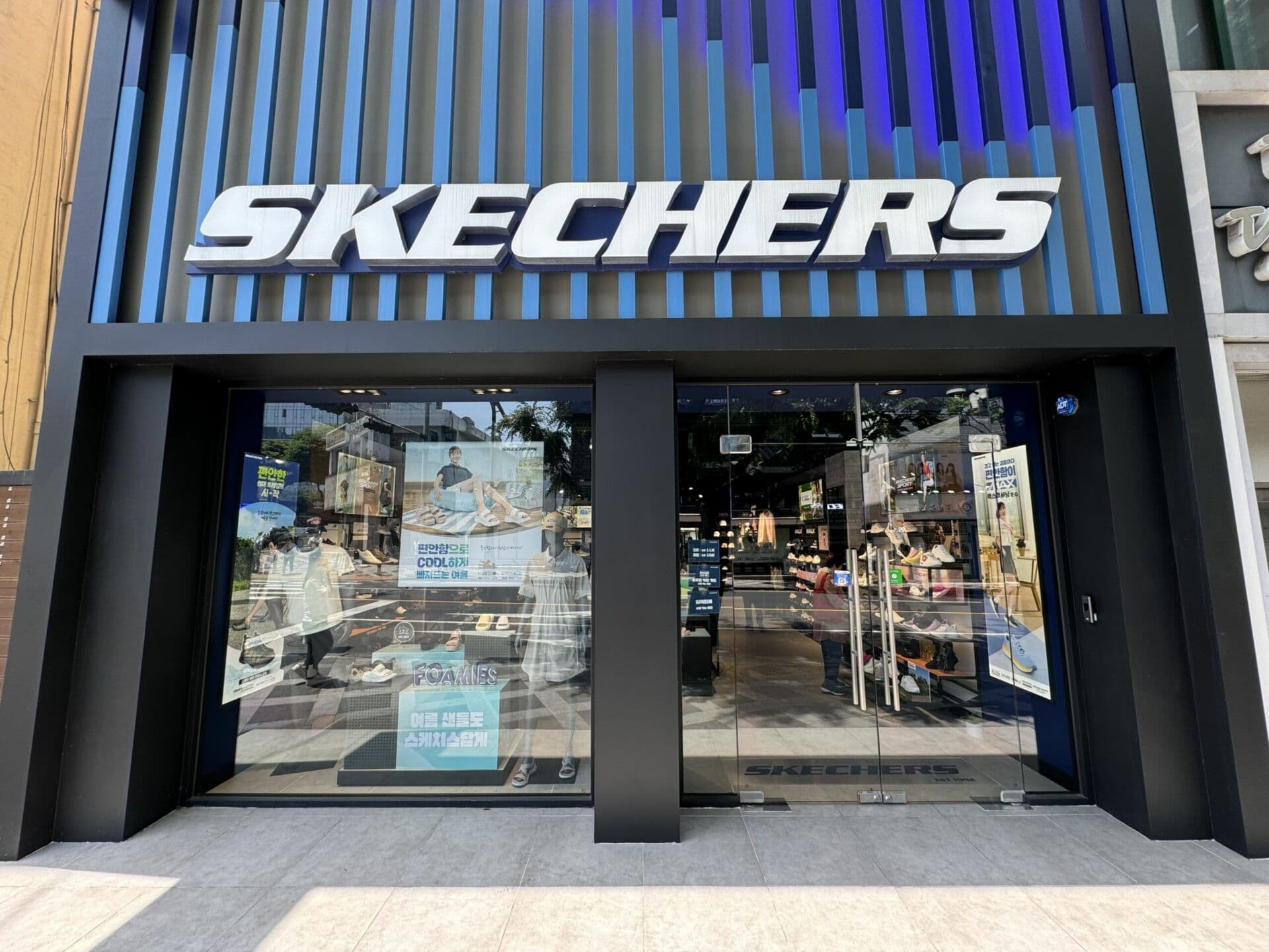 Skechers è stata acquisita da 3G Capital per 9 miliardi:" I dazi di Trump sono una minaccia esistenziale"