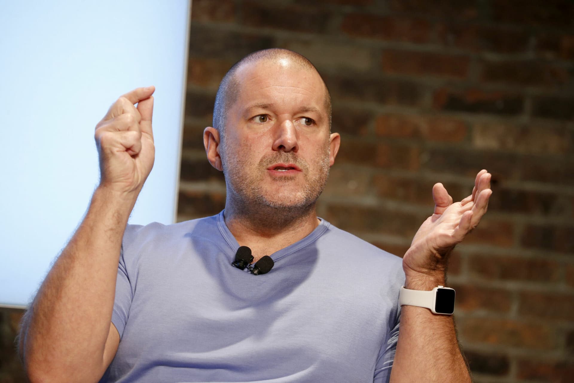 Chi è Jony Ive, il designer dell’iPhone che ha progettato la Ferrari Luce