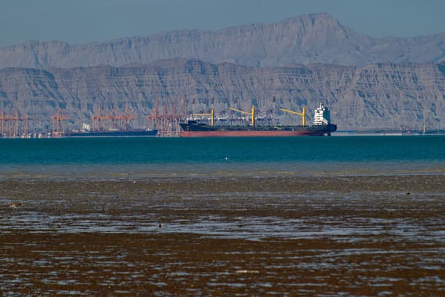 I prezzi del petrolio potrebbero aumentare di un altro 30% se l’Iran bloccasse lo Stretto di Hormuz. L'avvertimento di Goldman Sachs