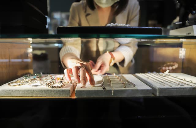 Il presidente della gioielleria cinese Zhou Liu Fu è diventato miliardario dopo l’impennata in Borsa