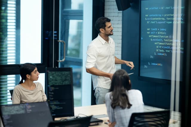 Dall’intelligenza artificiale alla consulenza strategica: i lavori più richiesti del 2026 in Italia secondo LinkedIn