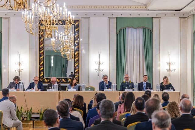 Fumo e illegalità, il mercato parallelo che brucia miliardi: lo studio di Logista