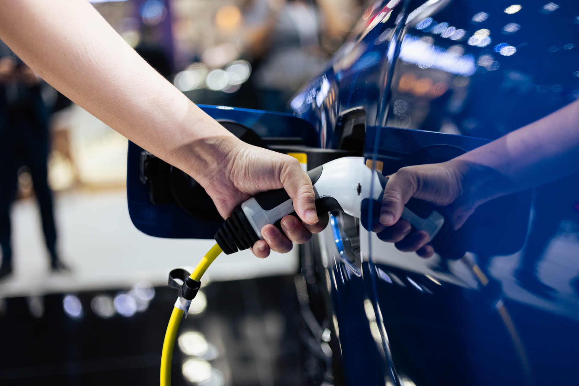 Con la Ue e Stellantis che frenano l’auto elettrica, l’Europa lascia spazio ai giganti cinesi