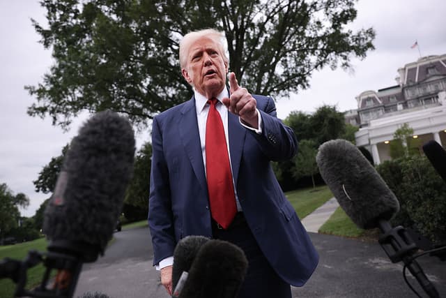 Trump torna a minacciare l'Ue: "Senza gli investimenti promessi, dazi al 35%"