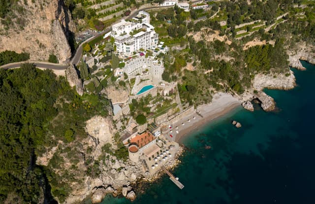 Crisi nel turismo di massa, ma il lusso resta solido