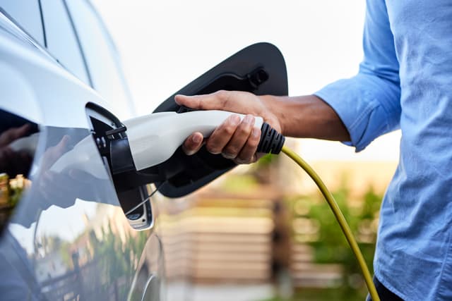 Italia indietro nella corsa Ue alla mobilità green: solo il 10,5% dei veicoli è elettrico