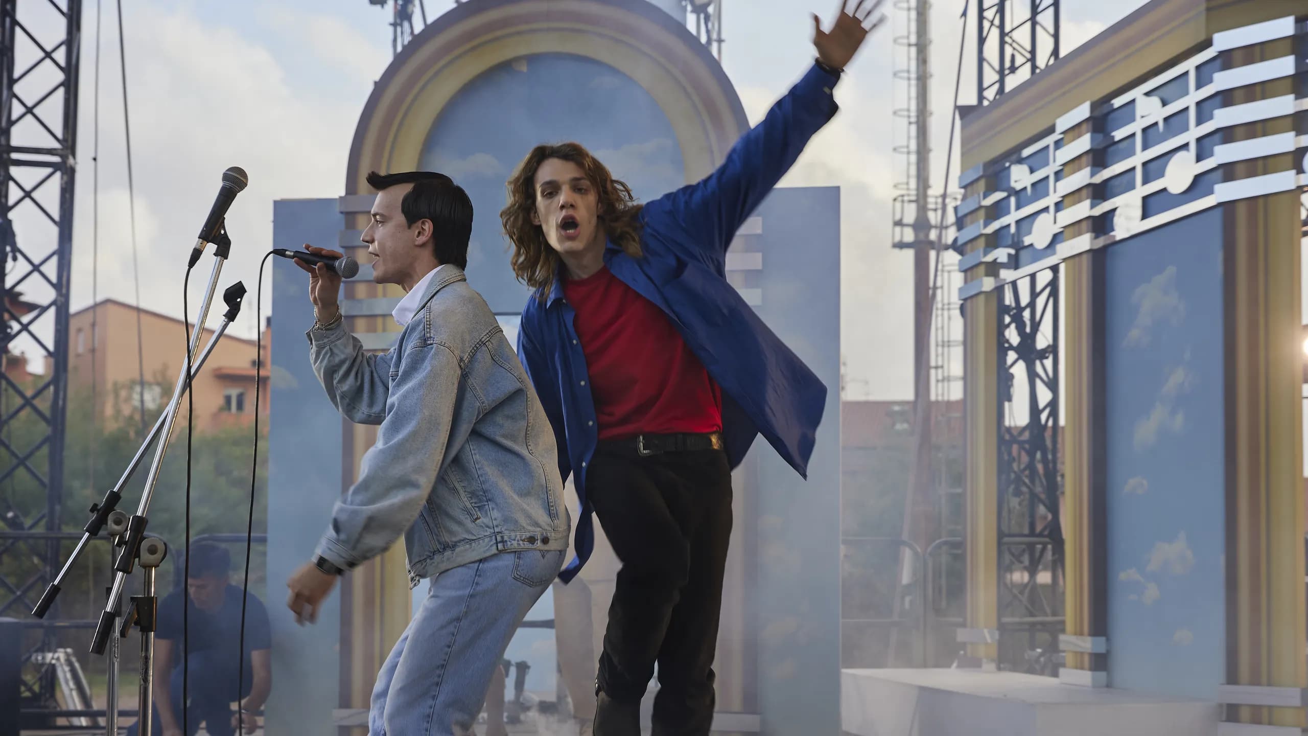 Elia Nuzzolo e Matteo Oscar Giuggioli, i due giovani attori che hanno fatto rivivere gli 883