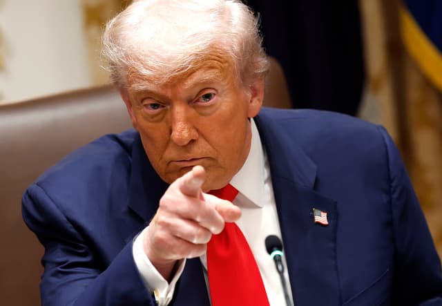 Braccio di ferro sul petrolio tra Trump e Putin: sanzioni Usa colpiscono la Russia, la Cina taglia i flussi