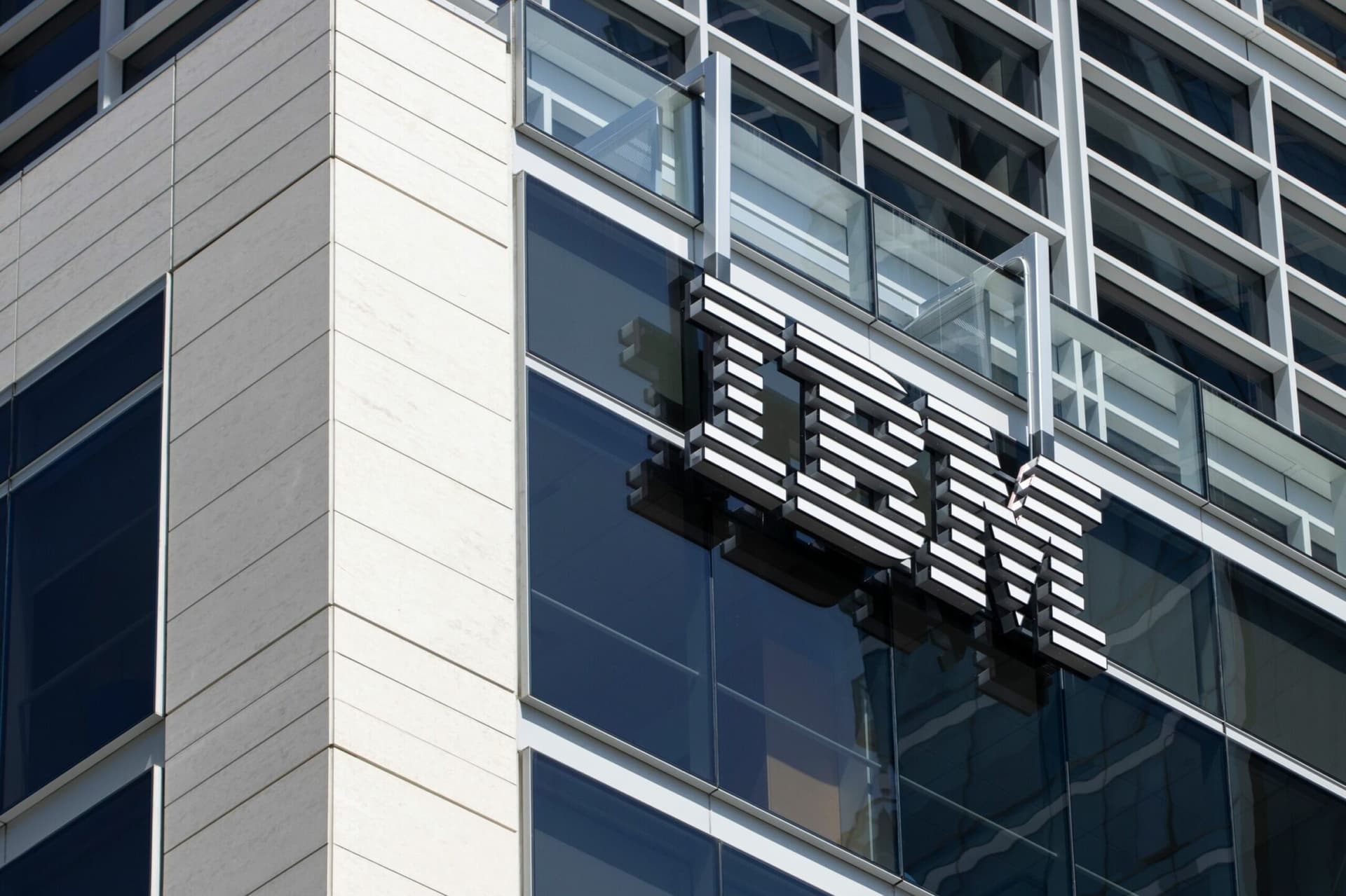 Perché Ibm sta crollando: la corsa all’IA mette in crisi il software tradizionale