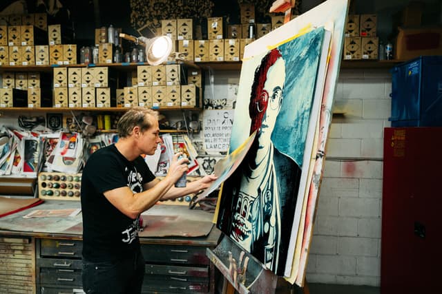 Dalla street art ai grandi musei: così Shepard Fairey trasforma l’arte in attivismo, linguaggio globale e visione del futuro