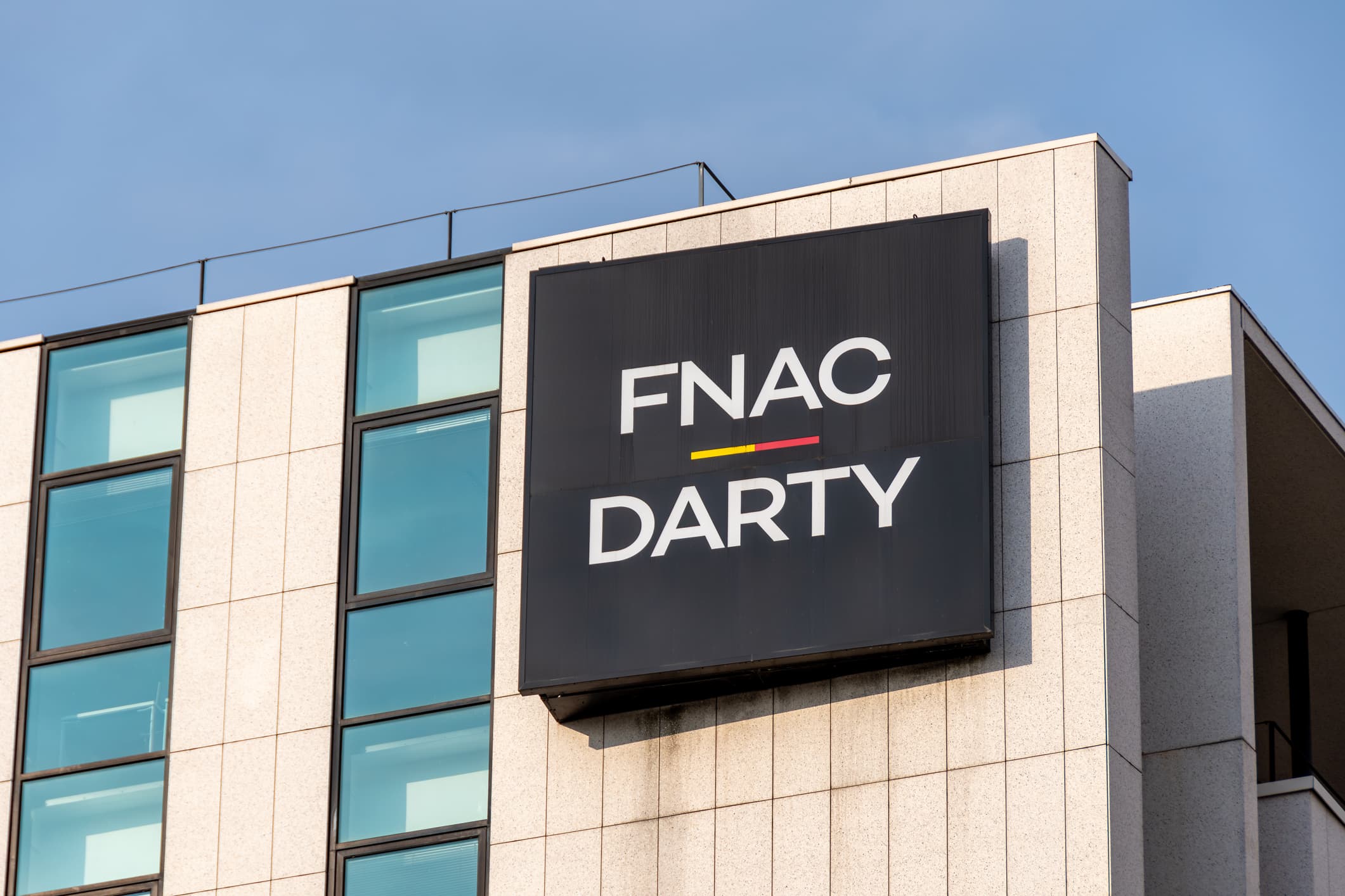 Fnac Darty, il miliardario Daniel Křetínský lancia un’Opa a 36 euro per azione