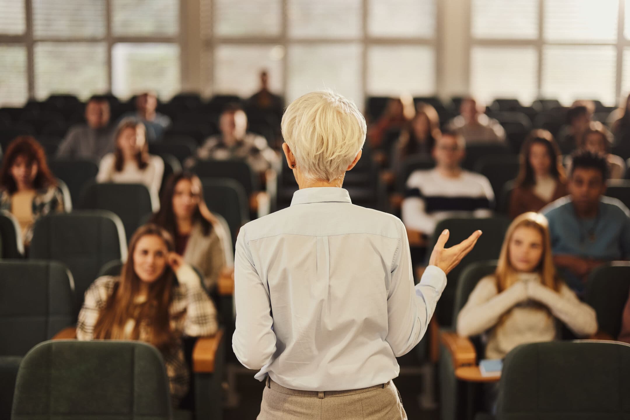 Merito femminile e self-image bias: perché le donne partono svantaggiate nei concorsi universitari