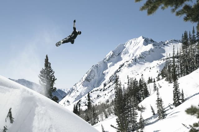 Caschi, tute da scii, tavole da snowboard: alla scoperta della (ricca) filiera italiana degli sport invernali
