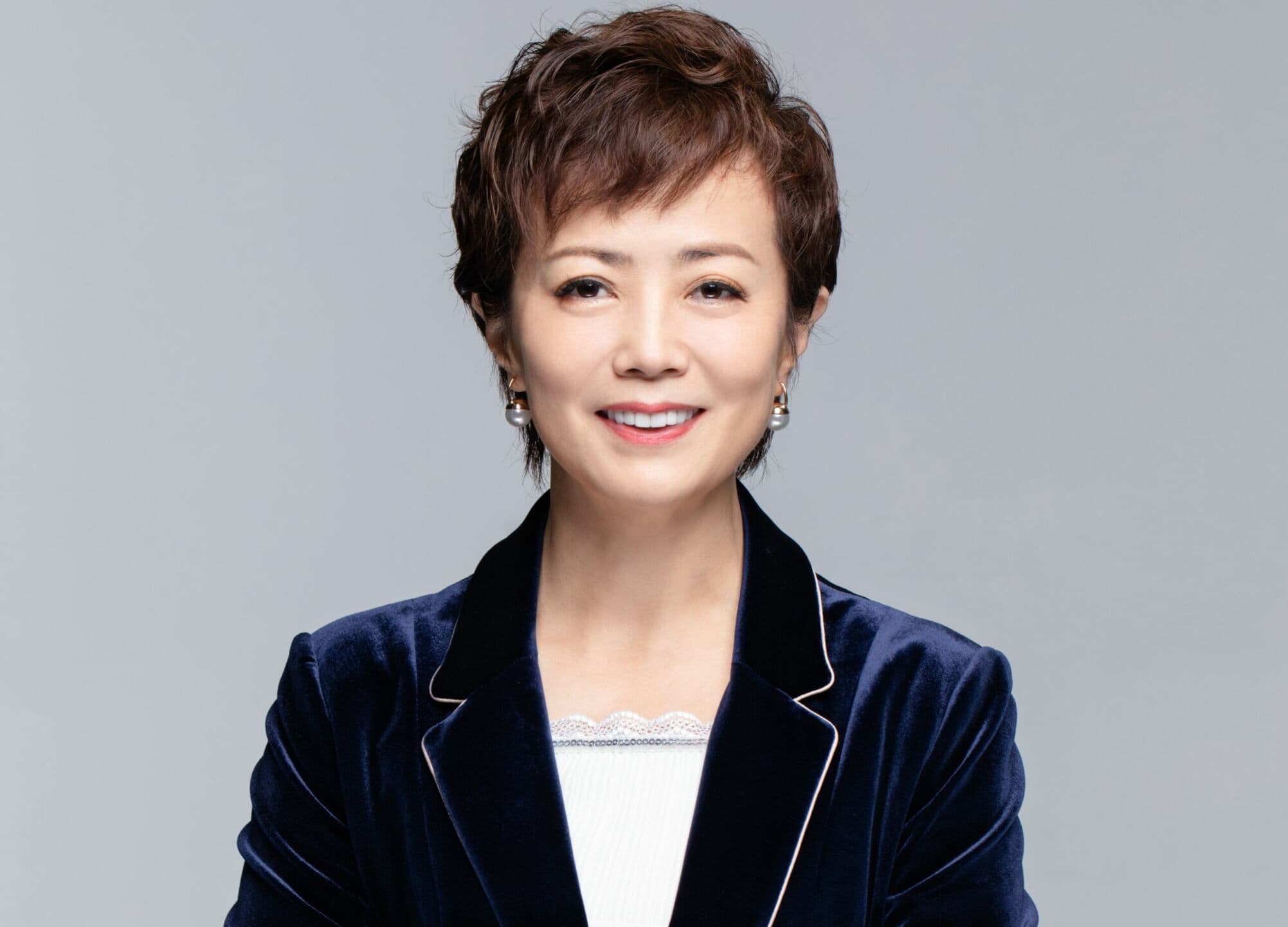 Veicoli elettrici e ibridi, le soluzioni di ricarica rapida: gli scenari sostenibili secondo Stella Li, executive vice president di Byd