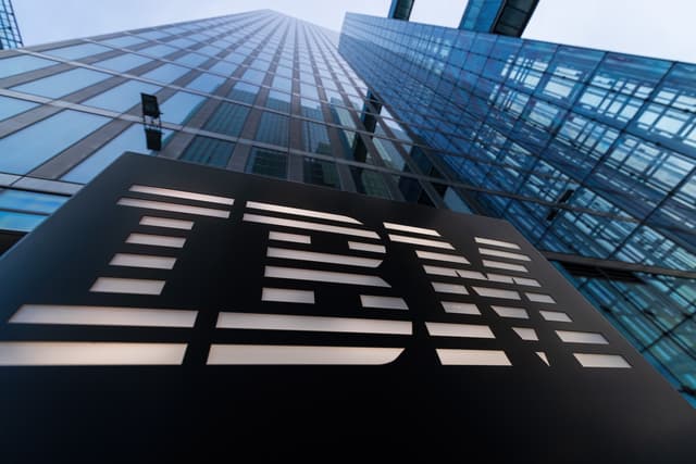 L'ultimo strumento IA di Anthropic fa perdere il 13% in Borsa a Ibm: è il peggior crollo dal 2000