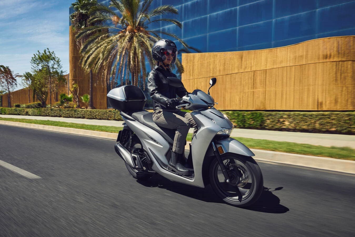 Honda aggiorna l’SH125/150i con un design più pulito, doppio faro a led, display Tft a colori e connettività smartphone