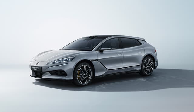BYD, la svolta nella ricarica dei veicoli elettrici: Denza Z9GT introduce in Europa la ricarica Flash Charging