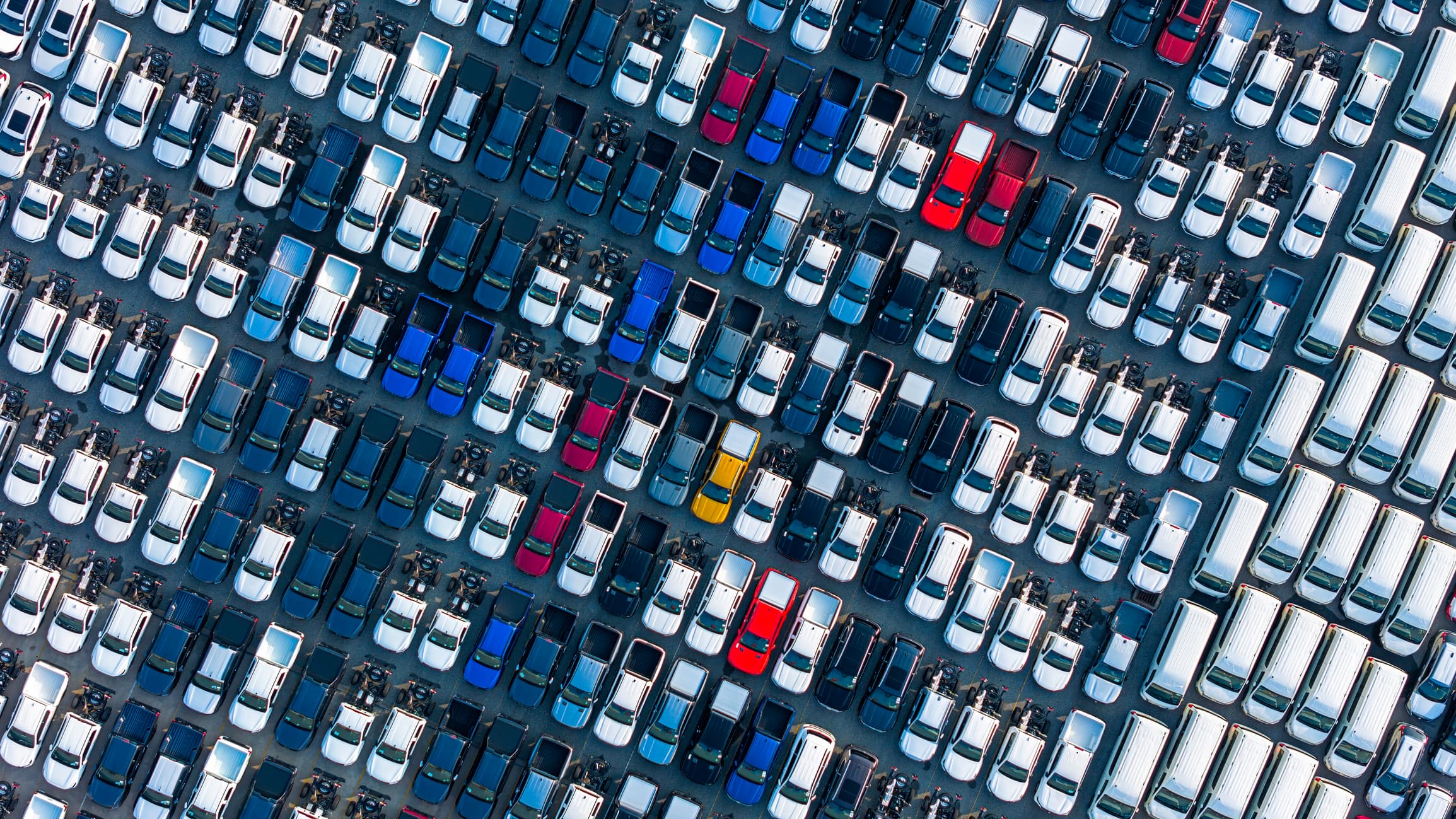 Auto, il 54% degli italiani punta su elettrico o ibrido. Ma il caro vita rilancia diesel e benzina