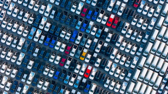 Auto, il 54% degli italiani punta su elettrico o ibrido. Ma il caro vita rilancia diesel e benzina