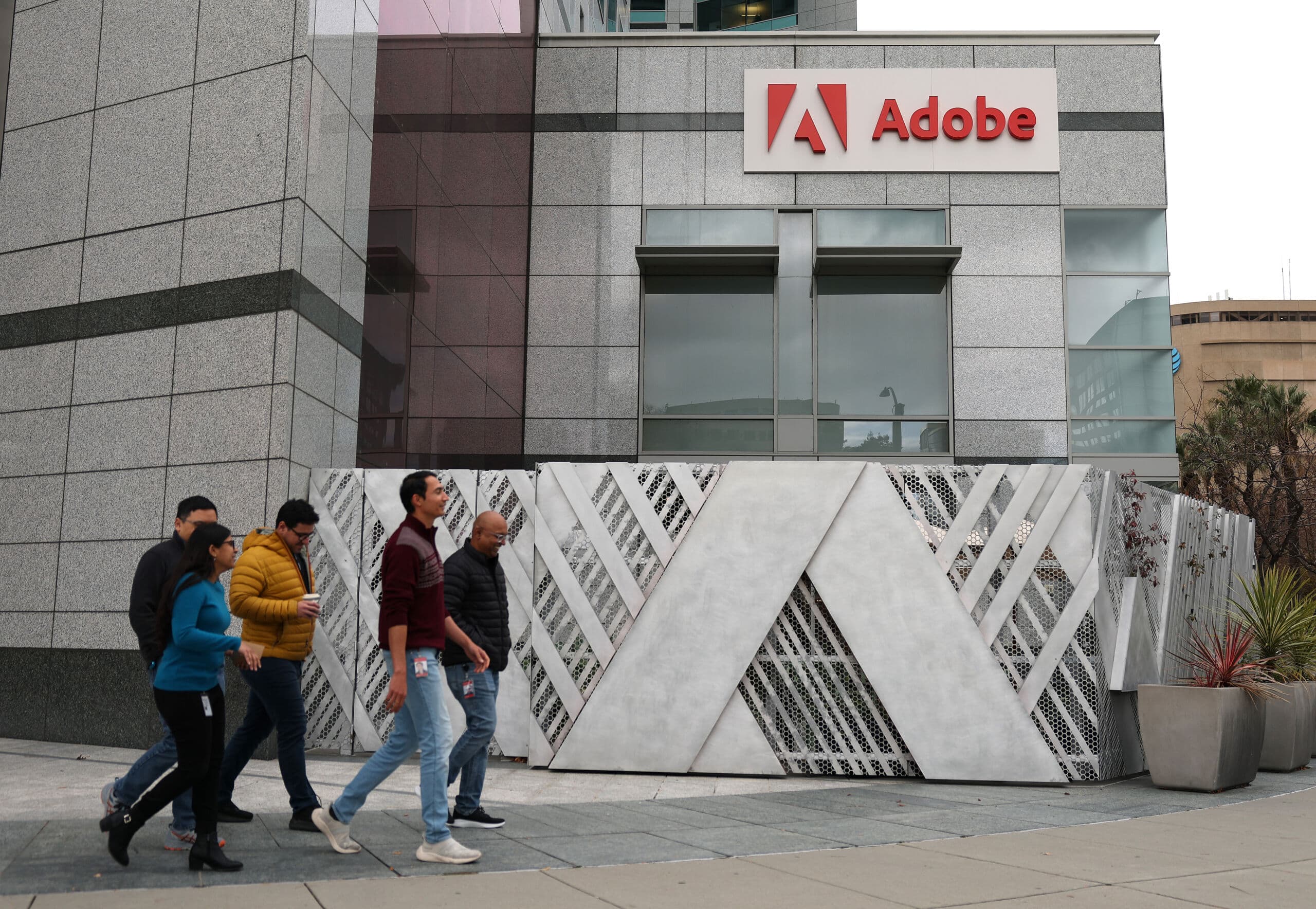Adobe registra ricavi record. Ma le azioni crollano dopo le dimissioni del ceo